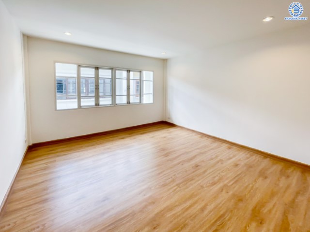 ทาวน์เฮ้าส์มือสองตกแต่งใหม่ ม.บุศรินทร์ บางบัวทอง บนเนื้อที่ 18 ตร.ว. ฟังก์ชัน 2 ห้องนอน 2 ห้องน้ำ 1 ที่จอดรถ ราคาถูกจนต้องรีบจอง! ทำเลดี เชื่อมต่อหลายเส้นทาง ถ.กาญจนาภิเษก, ถ.รัตนาธิเบศร์, ถ.บางกรวย-ไทรน้อย และใกล้เซ็นทรัลเวสต์เกต และรถไฟฟ้าสายสีม่วง "สถานีบางพลู" เพียง 5 นาที